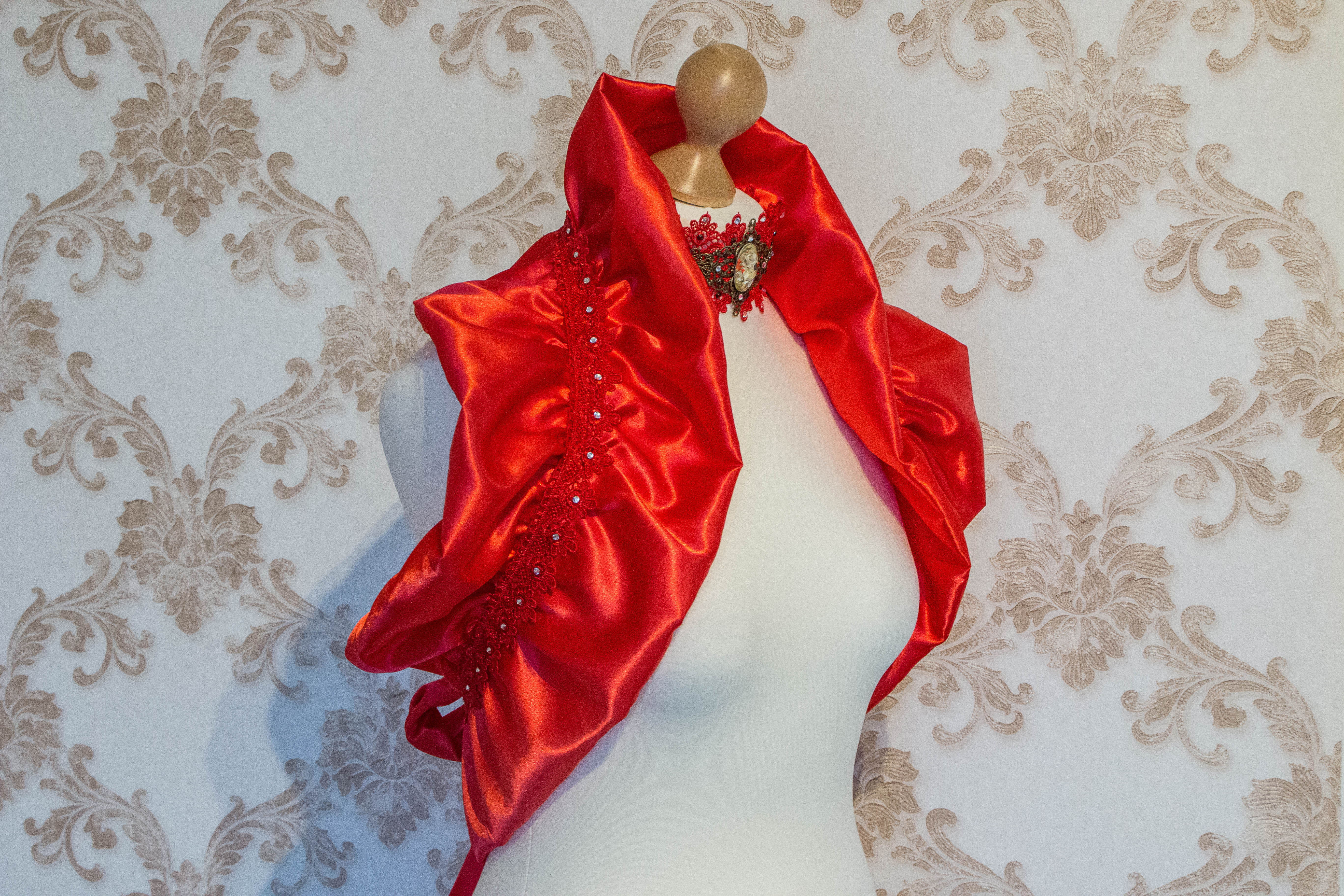 Bolero und Halsband blutrot